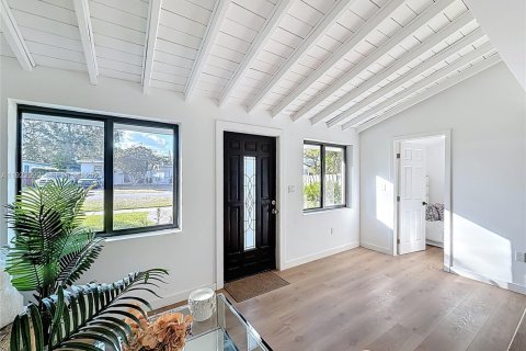 House in Miami, Florida 4 bedrooms, 131.18 sq.m. № 2039613 - photo 5