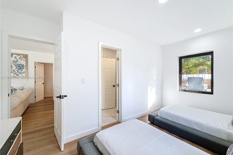 House in Miami, Florida 4 bedrooms, 131.18 sq.m. № 2039613 - photo 25