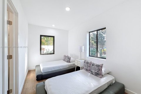 House in Miami, Florida 4 bedrooms, 131.18 sq.m. № 2039613 - photo 26