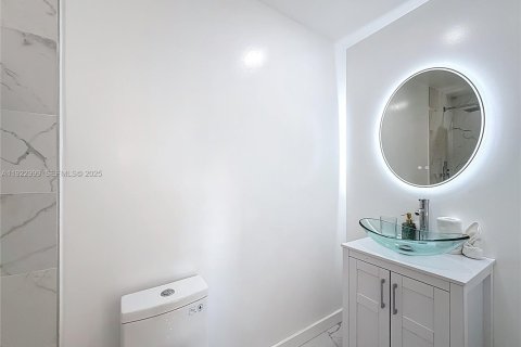 House in Miami, Florida 4 bedrooms, 131.18 sq.m. № 2039613 - photo 15