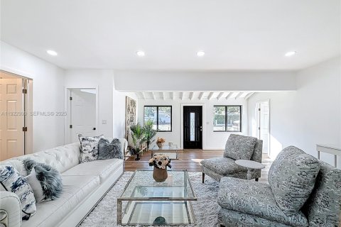 House in Miami, Florida 4 bedrooms, 131.18 sq.m. № 2039613