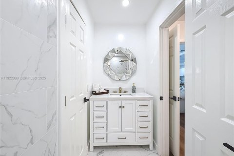 House in Miami, Florida 4 bedrooms, 131.18 sq.m. № 2039613 - photo 29