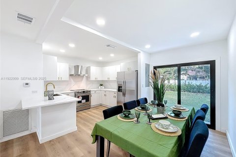 House in Miami, Florida 4 bedrooms, 131.18 sq.m. № 2039613 - photo 9