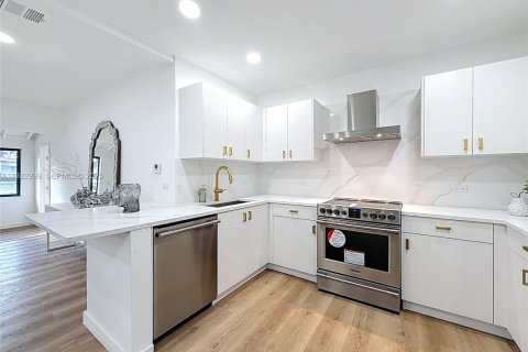 House in Miami, Florida 4 bedrooms, 131.18 sq.m. № 2039613 - photo 11