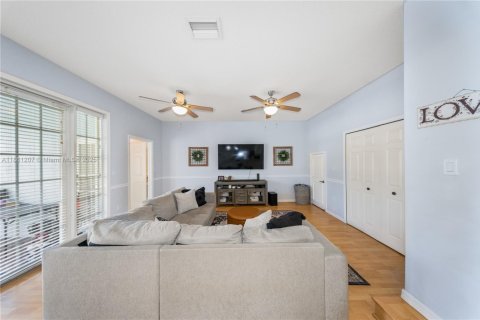 House in Miami, Florida 4 bedrooms, 224.54 sq.m. № 1897347 - photo 13
