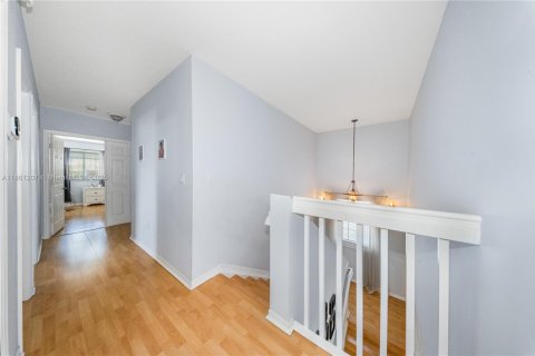 House in Miami, Florida 4 bedrooms, 224.54 sq.m. № 1897347 - photo 24