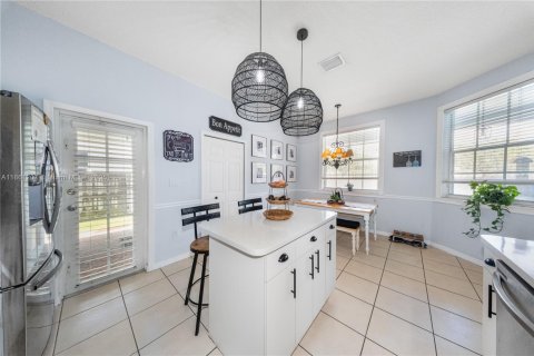 House in Miami, Florida 4 bedrooms, 224.54 sq.m. № 1897347 - photo 20
