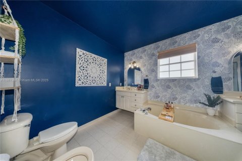 House in Miami, Florida 4 bedrooms, 224.54 sq.m. № 1897347 - photo 28