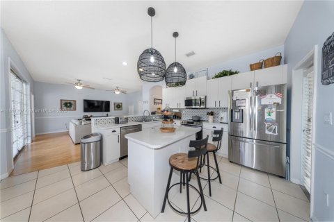 House in Miami, Florida 4 bedrooms, 224.54 sq.m. № 1897347 - photo 18