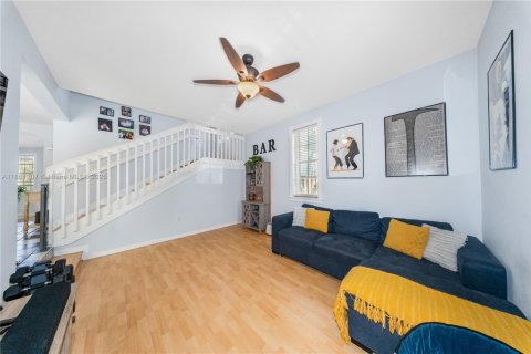 House in Miami, Florida 4 bedrooms, 224.54 sq.m. № 1897347 - photo 9