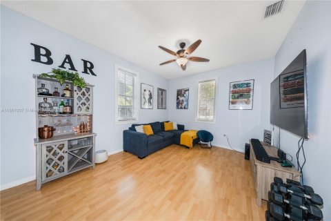 House in Miami, Florida 4 bedrooms, 224.54 sq.m. № 1897347 - photo 7