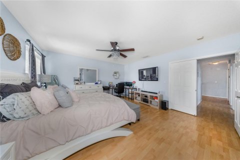 House in Miami, Florida 4 bedrooms, 224.54 sq.m. № 1897347 - photo 27