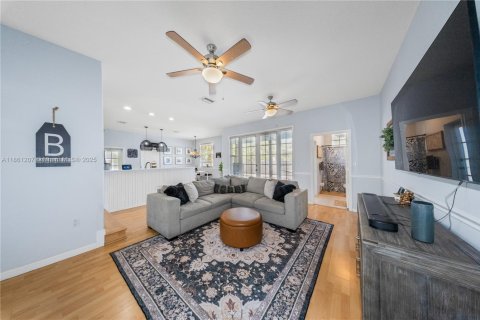House in Miami, Florida 4 bedrooms, 224.54 sq.m. № 1897347 - photo 15