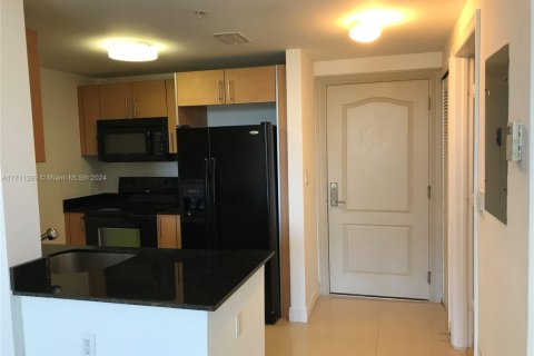 Condo in Miami, Florida, 1 bedroom  № 1888725 - photo 3