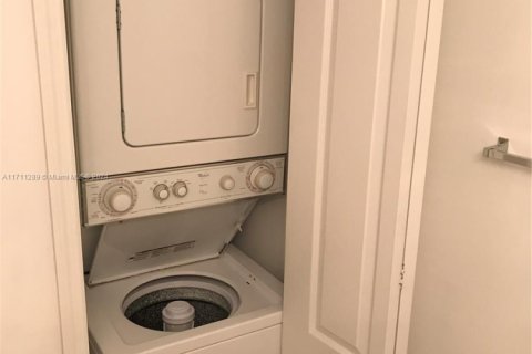 Condo in Miami, Florida, 1 bedroom  № 1888725 - photo 6