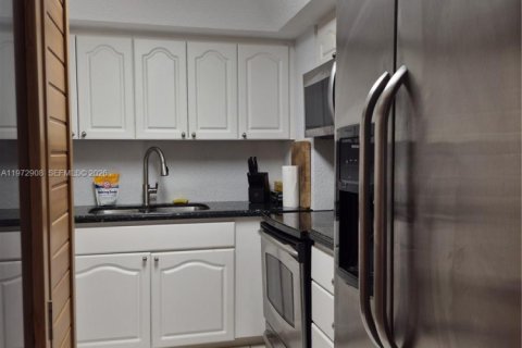 Condo in Miami Beach, Florida, 1 bedroom  № 2259904 - photo 17