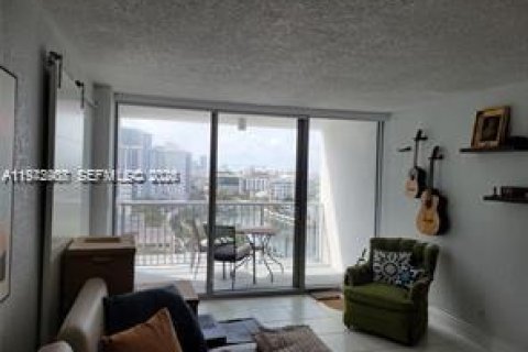 Condo in Miami Beach, Florida, 1 bedroom  № 2259904 - photo 12
