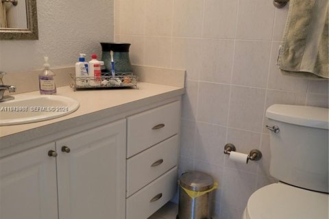 Condo in Miami Beach, Florida, 1 bedroom  № 2259904 - photo 19