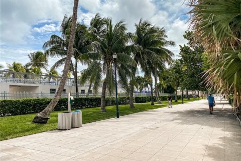 Condo in Miami Beach, Florida, 1 bedroom  № 2259904 - photo 23