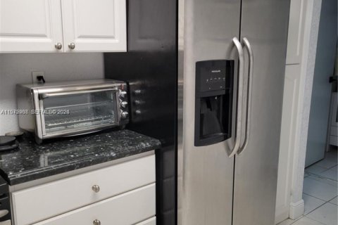 Condo in Miami Beach, Florida, 1 bedroom  № 2259904 - photo 16