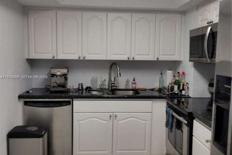 Condo in Miami Beach, Florida, 1 bedroom  № 2259904 - photo 15