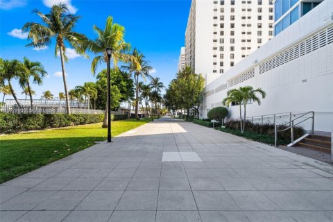 Condo in Miami Beach, Florida, 1 bedroom  № 2259904 - photo 29
