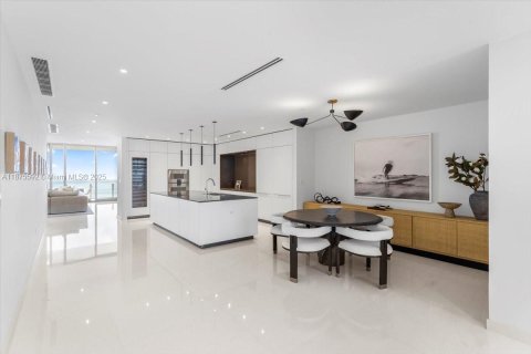 Condo in Miami, Florida, 5 bedrooms  № 1927772 - photo 24