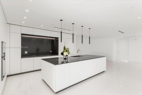 Condo in Miami, Florida, 5 bedrooms  № 1927772 - photo 21