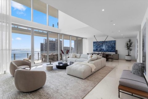 Condo in Miami, Florida, 5 bedrooms  № 1927772 - photo 2