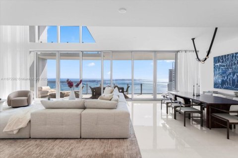 Condo in Miami, Florida, 5 bedrooms  № 1927772 - photo 1