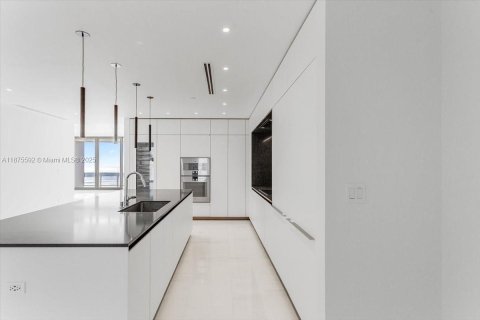 Condo in Miami, Florida, 5 bedrooms  № 1927772 - photo 23
