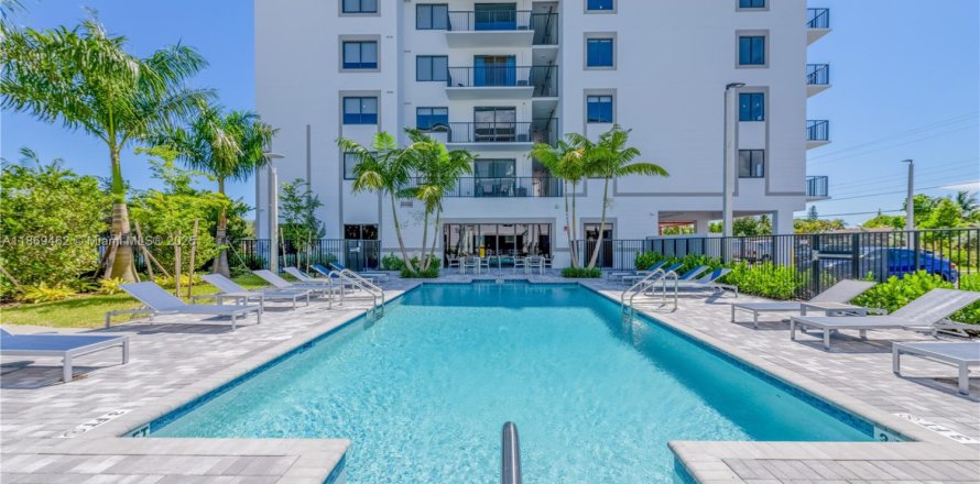 House in Miami-Dade, Florida 2 bedrooms, 101.26 sq.m. № 1979398