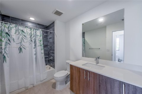 House in Miami-Dade, Florida 2 bedrooms, 101.26 sq.m. № 1979398 - photo 17