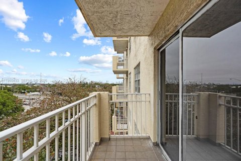 Apartment in Miami, Florida 2 bedrooms, 10426.7 sq.m. № 2023739 - photo 15