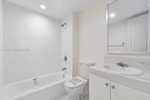 Apartment in Miami, Florida 2 bedrooms, 10426.7 sq.m. № 2023739 - photo 14