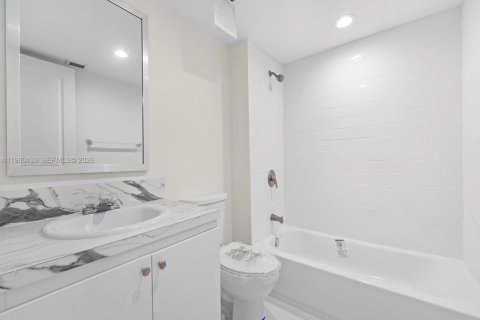Apartment in Miami, Florida 2 bedrooms, 10426.7 sq.m. № 2023739 - photo 10