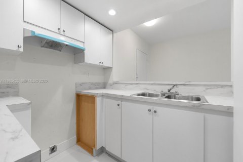 Apartment in Miami, Florida 2 bedrooms, 10426.7 sq.m. № 2023739 - photo 9