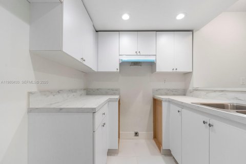 Apartment in Miami, Florida 2 bedrooms, 10426.7 sq.m. № 2023739 - photo 8