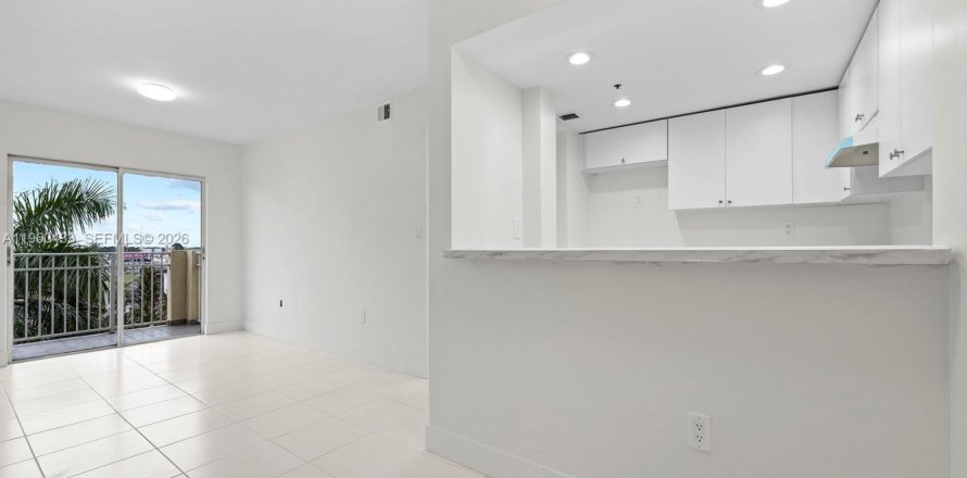Apartment in Miami, Florida 2 bedrooms, 10426.7 sq.m. № 2023739