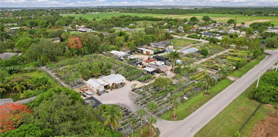 Commercial property in Homestead, Florida № 1827512