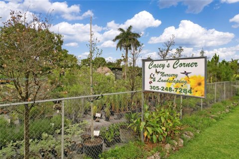 Commercial property in Homestead, Florida № 1827512 - photo 16