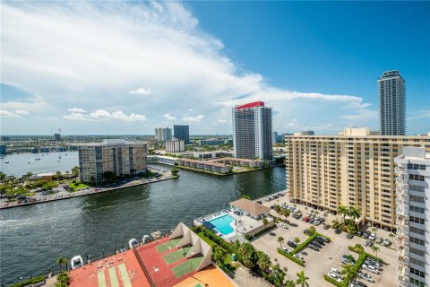 Condominio en alquiler en Hallandale Beach, Florida, 1 dormitorio, 120.77 m2 № 1877633 - foto 2