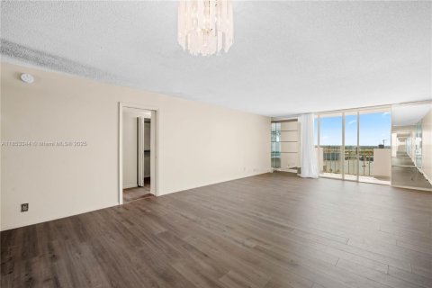 Condominio en alquiler en Hallandale Beach, Florida, 1 dormitorio, 120.77 m2 № 1877633 - foto 4