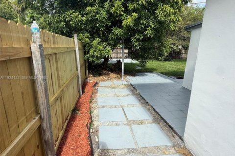 House in Lauderdale Lakes, Florida 4 bedrooms, 136.85 sq.m. № 1982644 - photo 7