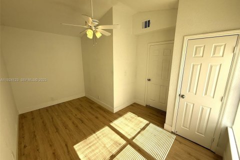 House in Lauderdale Lakes, Florida 4 bedrooms, 136.85 sq.m. № 1982644 - photo 15