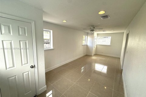 House in Lauderdale Lakes, Florida 4 bedrooms, 136.85 sq.m. № 1982644 - photo 25