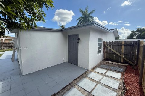 House in Lauderdale Lakes, Florida 4 bedrooms, 136.85 sq.m. № 1982644 - photo 6