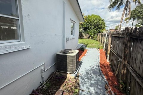 House in Lauderdale Lakes, Florida 4 bedrooms, 136.85 sq.m. № 1982644 - photo 4