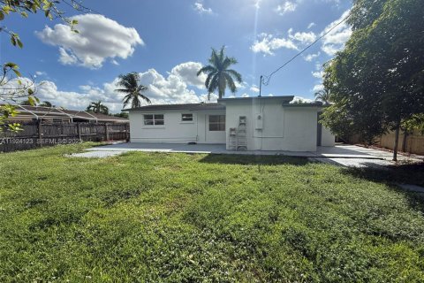 House in Lauderdale Lakes, Florida 4 bedrooms, 136.85 sq.m. № 1982644 - photo 5