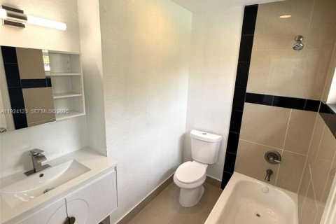 House in Lauderdale Lakes, Florida 4 bedrooms, 136.85 sq.m. № 1982644 - photo 27